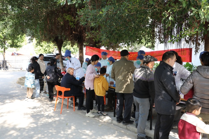 医心向党 “颌”你同行——杏吧视频
口腔颌面外科党支部开展健康口腔义诊进社区活动 第 4 张 医心向党 “颌”你同行——杏吧视频
口腔颌面外科党支部开展健康口腔义诊进社区活动 第 4 张