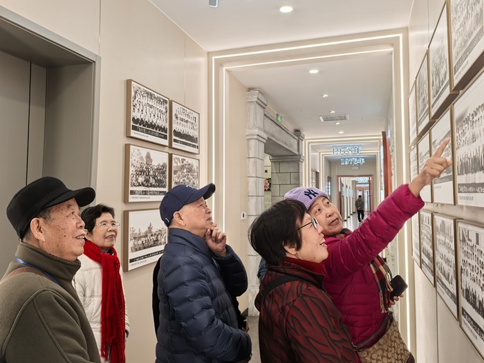 铭记历史 砥砺前行——杏吧视频
离退休党支部开展“传承优秀传统,弘扬优秀文化” 主题党日活动 第 2 张 铭记历史 砥砺前行——杏吧视频
离退休党支部开展“传承优秀传统,弘扬优秀文化” 主题党日活动 第 2 张