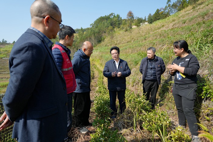 曾志羽校长带队到杏吧视频
定点帮扶村马山县里当瑶族乡龙琴村开展乡村振兴调研慰问 第 5 张