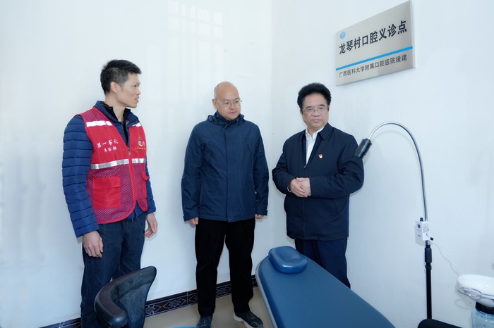 曾志羽校长带队到杏吧视频
定点帮扶村马山县里当瑶族乡龙琴村开展乡村振兴调研慰问 第 2 张