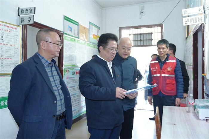 曾志羽校长带队到杏吧视频
定点帮扶村马山县里当瑶族乡龙琴村开展乡村振兴调研慰问 第 3 张