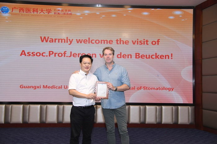 1113杏吧视频
廖红兵院长为Jeroen van den Beucken教授颁发感谢状_调整大小.jpg 1113杏吧视频
廖红兵院长为Jeroen van den Beucken教授颁发感谢状_调整大小.jpg