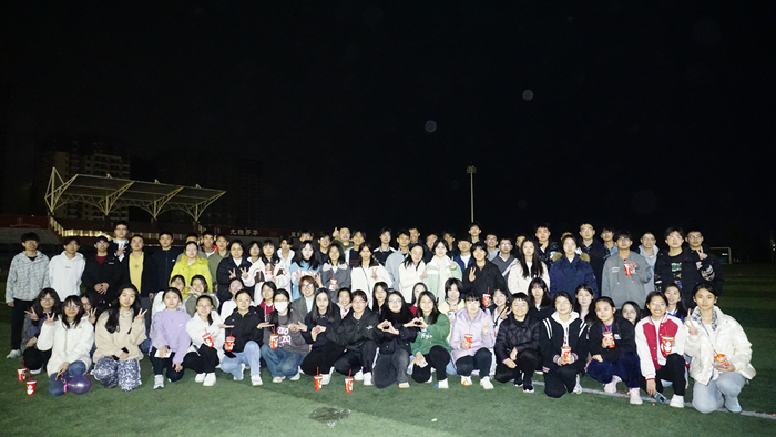 ​待到春来三月八，漫天开满美人花 ——杏吧视频
举行本科生“三七” 女生节送花活动 第 1 张