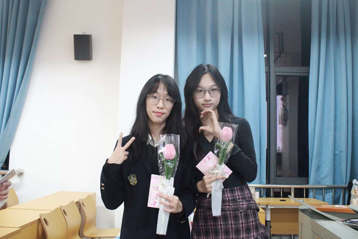 ​待到春来三月八，漫天开满美人花 ——杏吧视频
举行本科生“三七” 女生节送花活动 第 2 张