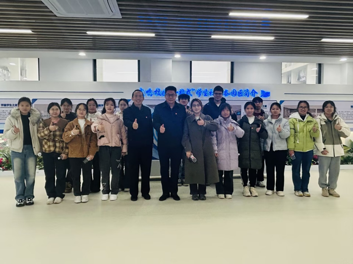 校领导深入杏吧视频
开展“手拉手”联系党支部及低年级大学生入党积极分子活动 第 3 张