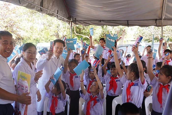 跨国义诊团为小学生捐赠牙膏和作业本(官网用).jpg 跨国义诊团为小学生捐赠牙膏和作业本(官网用).jpg
