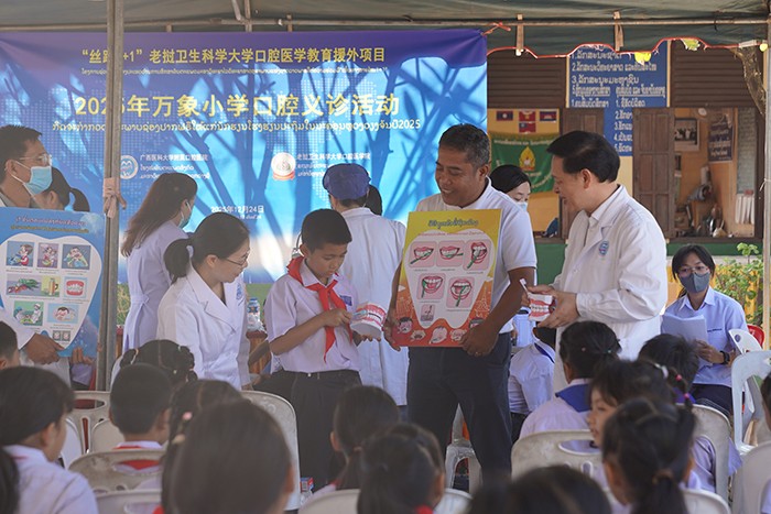 规范刷牙示范(官网用).jpg 规范刷牙示范(官网用).jpg