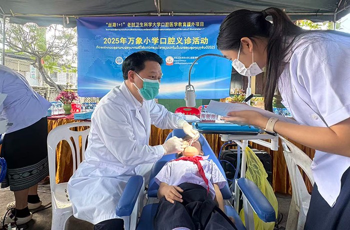 义诊现场(官网用).jpg 义诊现场(官网用).jpg