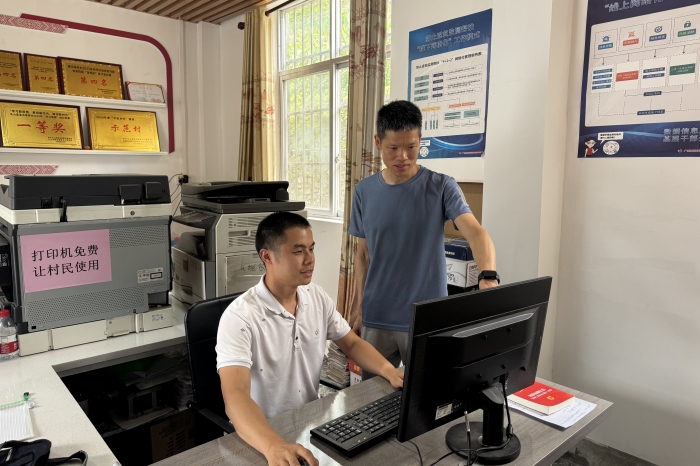 接力奋进新征程 医者初心践于行——杏吧视频
口腔颌面外科党支部谢庆条赴马山县龙琴村担任驻村第一书记 第 2 张