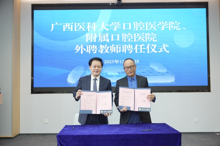 医院院长廖红兵与杜靖专家签署外聘教师聘任合同.jpg 医院院长廖红兵与杜靖专家签署外聘教师聘任合同.jpg