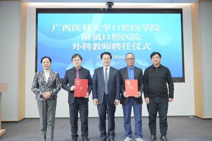 医院领导与贺刚、杜靖两位专家合影.jpg 医院领导与贺刚、杜靖两位专家合影.jpg