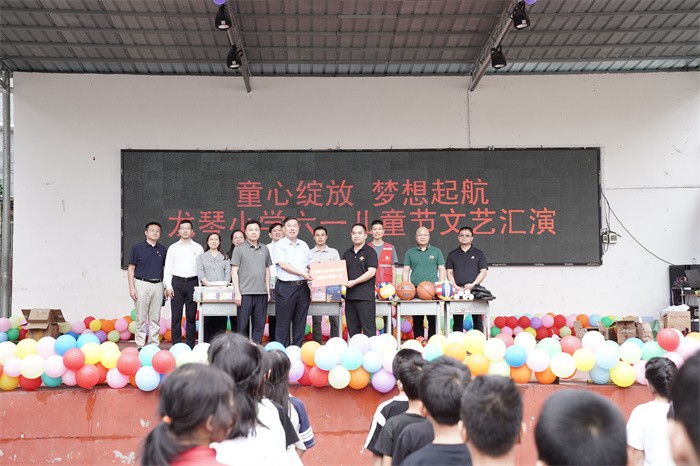 深入基层调研指导 共谋乡村振兴新篇——杏吧视频
党委常委、副校长陈俊强带队赴马山县龙琴村开展调研走访活动 第 2 张