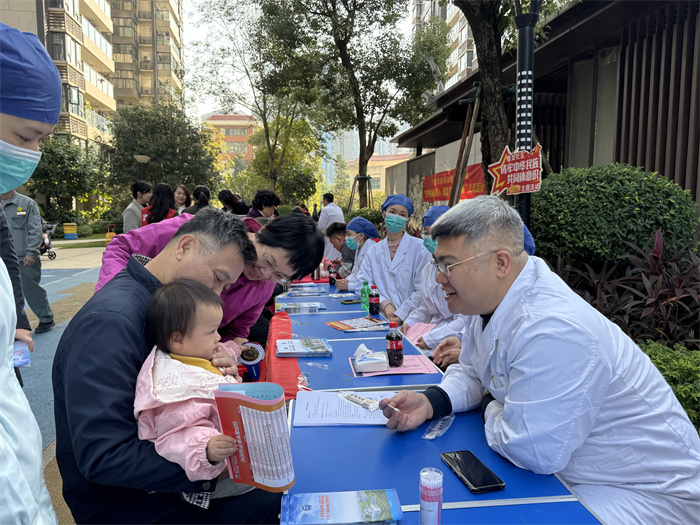 关注口腔健康 共享美好生活——杏吧视频
儿牙与公卫党支部走进五象蟠龙社区 第 2 张 关注口腔健康 共享美好生活——杏吧视频
儿牙与公卫党支部走进五象蟠龙社区 第 2 张