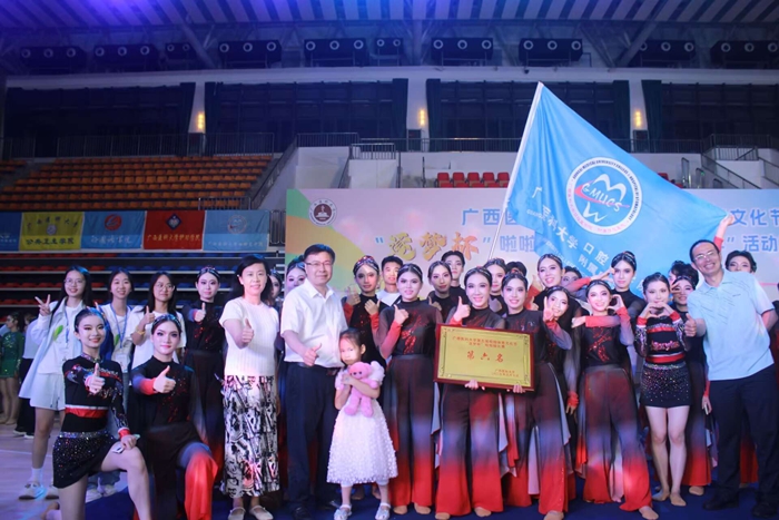 青春律动 健康出彩——杏吧视频
啦啦操队员在杏吧视频
第五届校园体育文化节“逐梦杯”啦啦操比赛暨“体重管理年”活动中大展风采 第 4 张