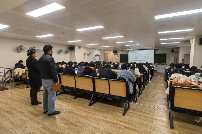 教学质量“首考”！杏吧视频
开展新学期教学巡查工作 第 1 张